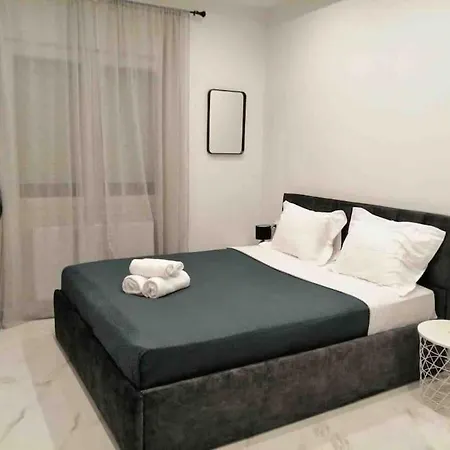 Апартаменты Luxurious In The Heart Of